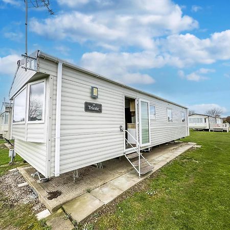 Homely 8 Berth Caravan At Dovercourt Holiday Park, Essex Ref 44201H Great Oakley  Buitenkant foto