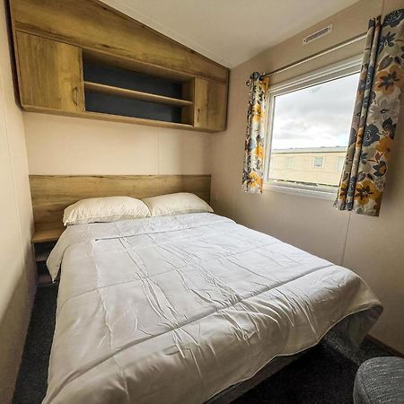 Homely 8 Berth Caravan At Dovercourt Holiday Park, Essex Ref 44201H Great Oakley  Buitenkant foto
