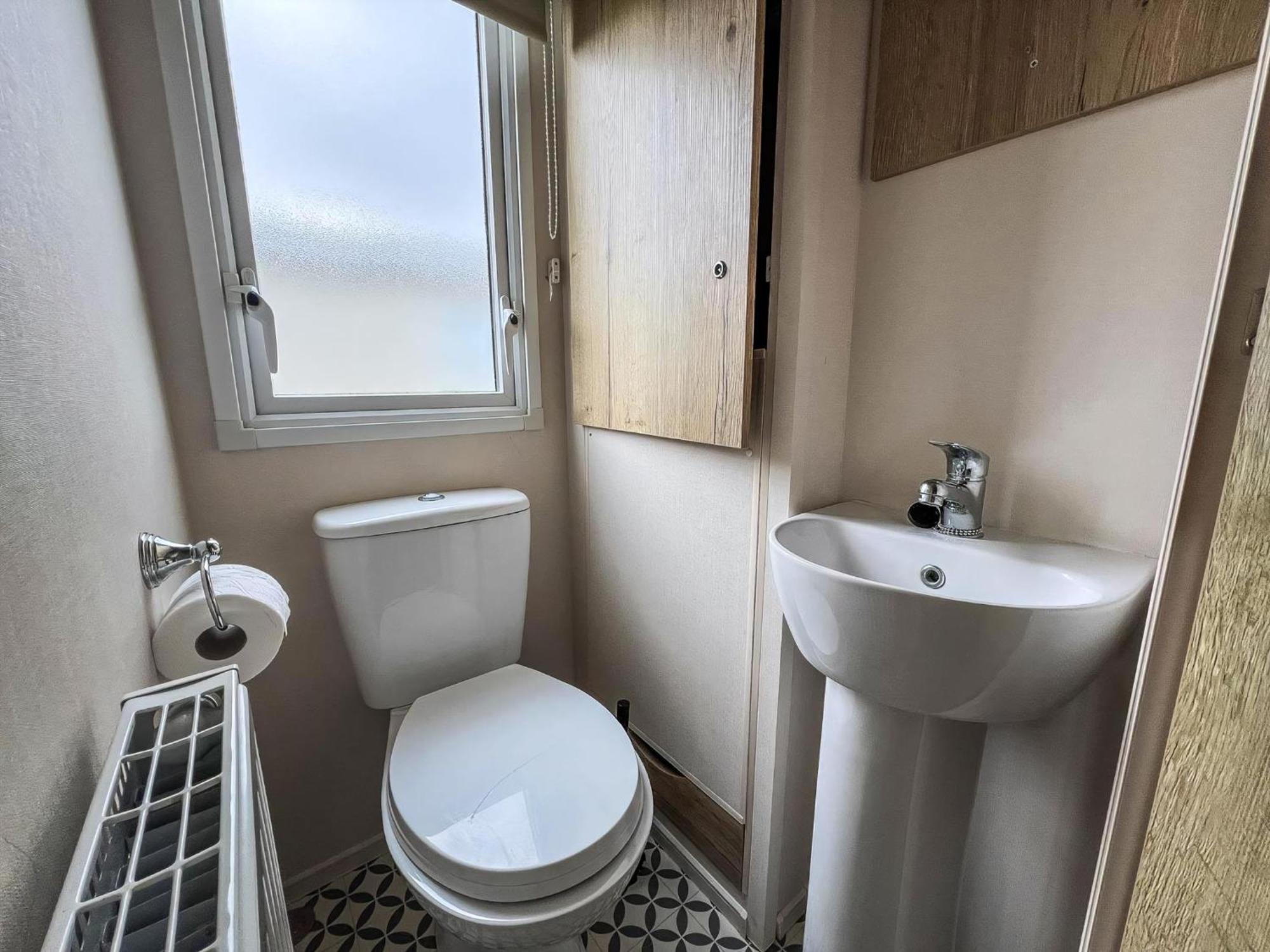 Homely 8 Berth Caravan At Dovercourt Holiday Park, Essex Ref 44201H Great Oakley  Buitenkant foto
