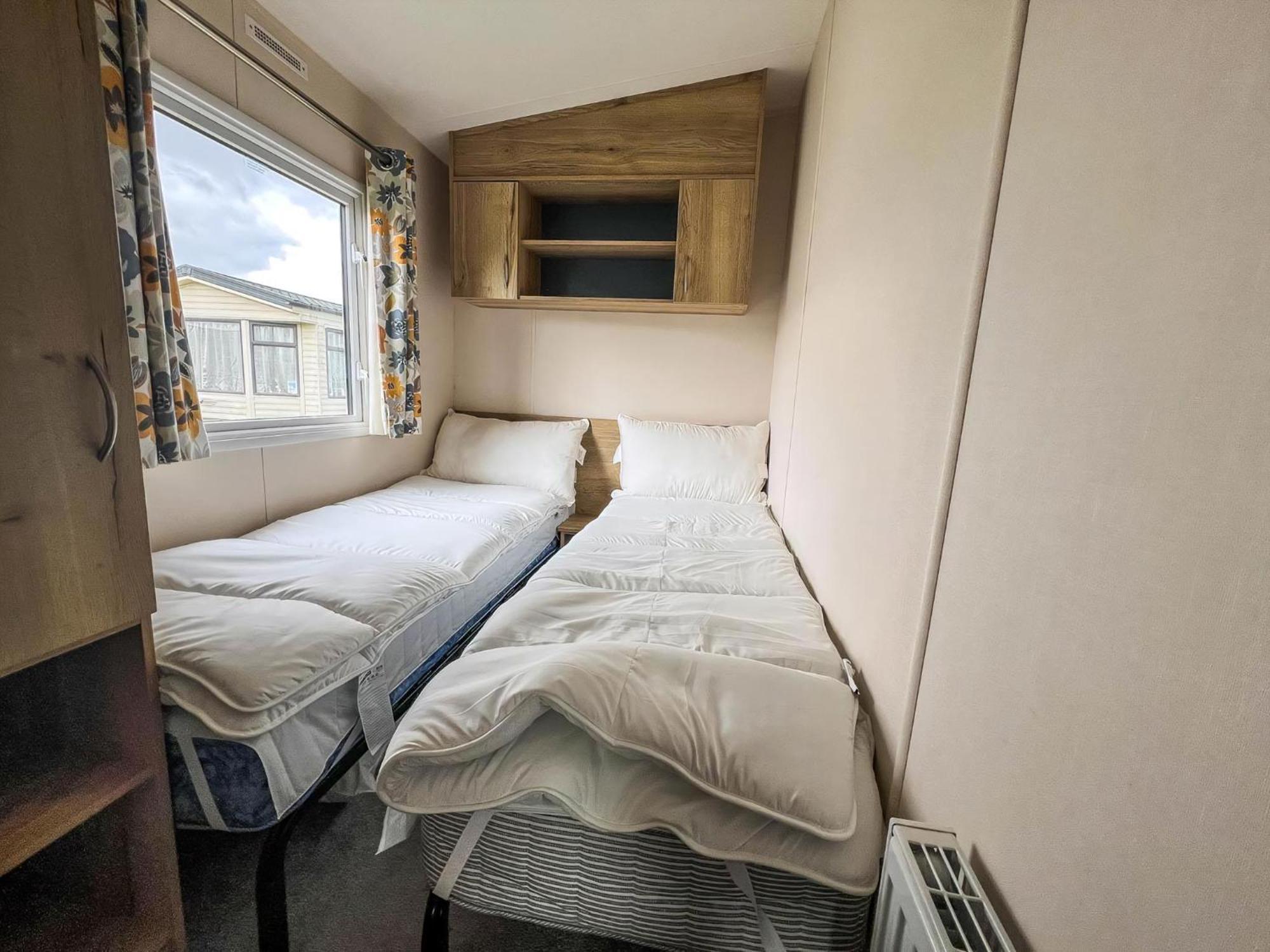 Homely 8 Berth Caravan At Dovercourt Holiday Park, Essex Ref 44201H Great Oakley  Buitenkant foto
