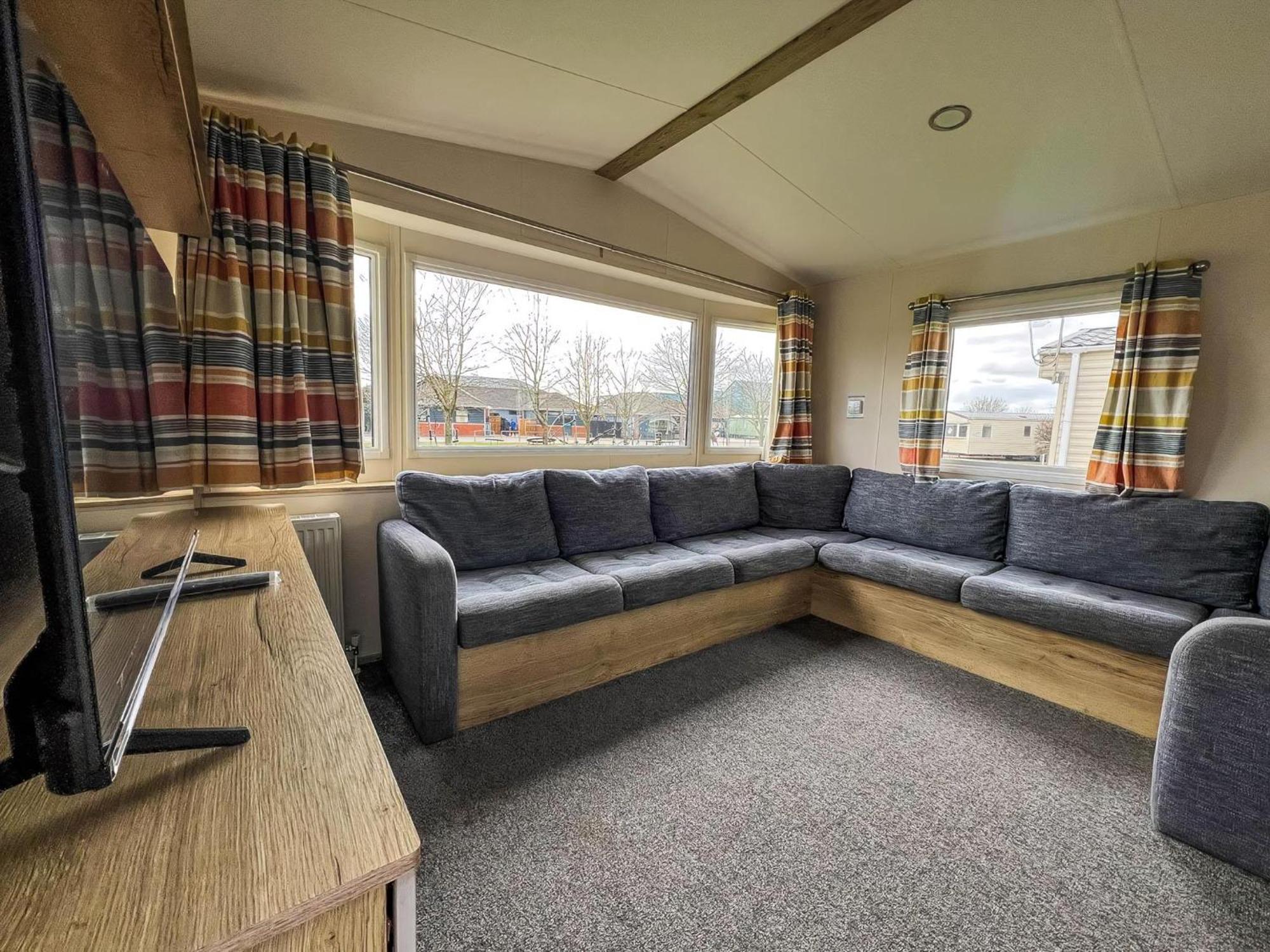 Homely 8 Berth Caravan At Dovercourt Holiday Park, Essex Ref 44201H Great Oakley  Buitenkant foto