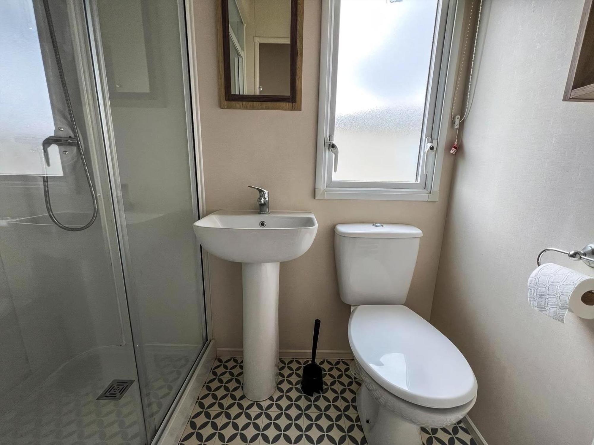 Homely 8 Berth Caravan At Dovercourt Holiday Park, Essex Ref 44201H Great Oakley  Buitenkant foto