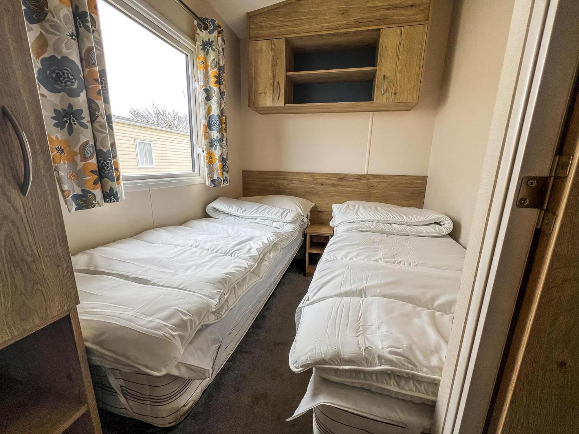 Homely 8 Berth Caravan At Dovercourt Holiday Park, Essex Ref 44201H Great Oakley  Buitenkant foto