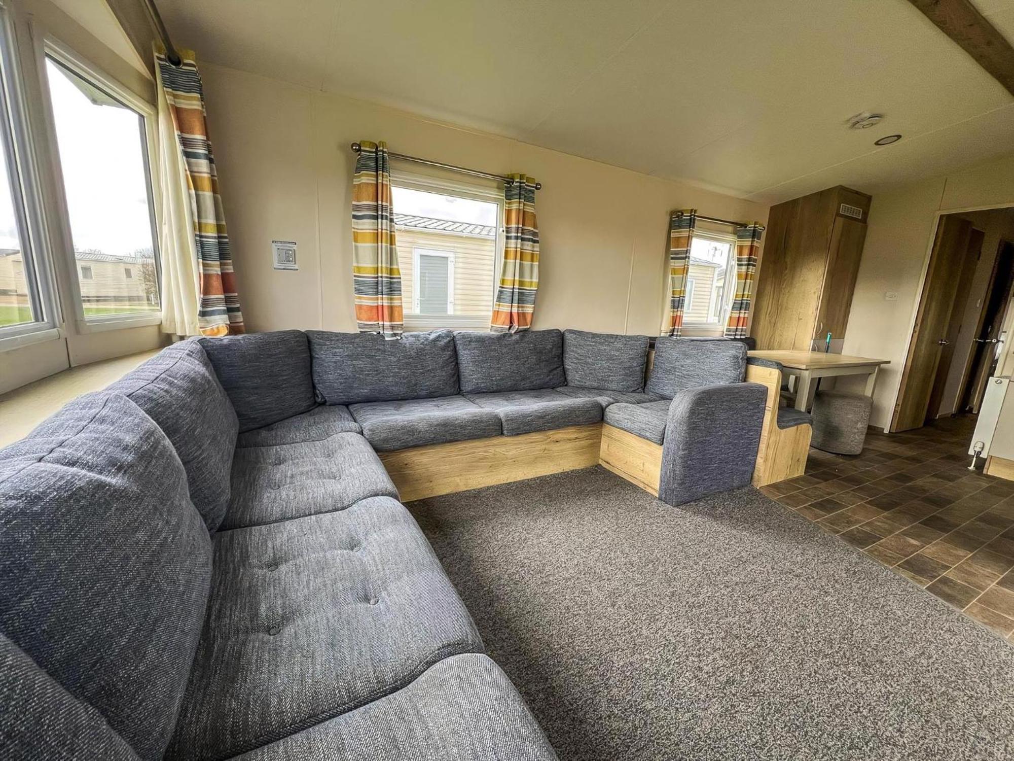 Homely 8 Berth Caravan At Dovercourt Holiday Park, Essex Ref 44201H Great Oakley  Buitenkant foto