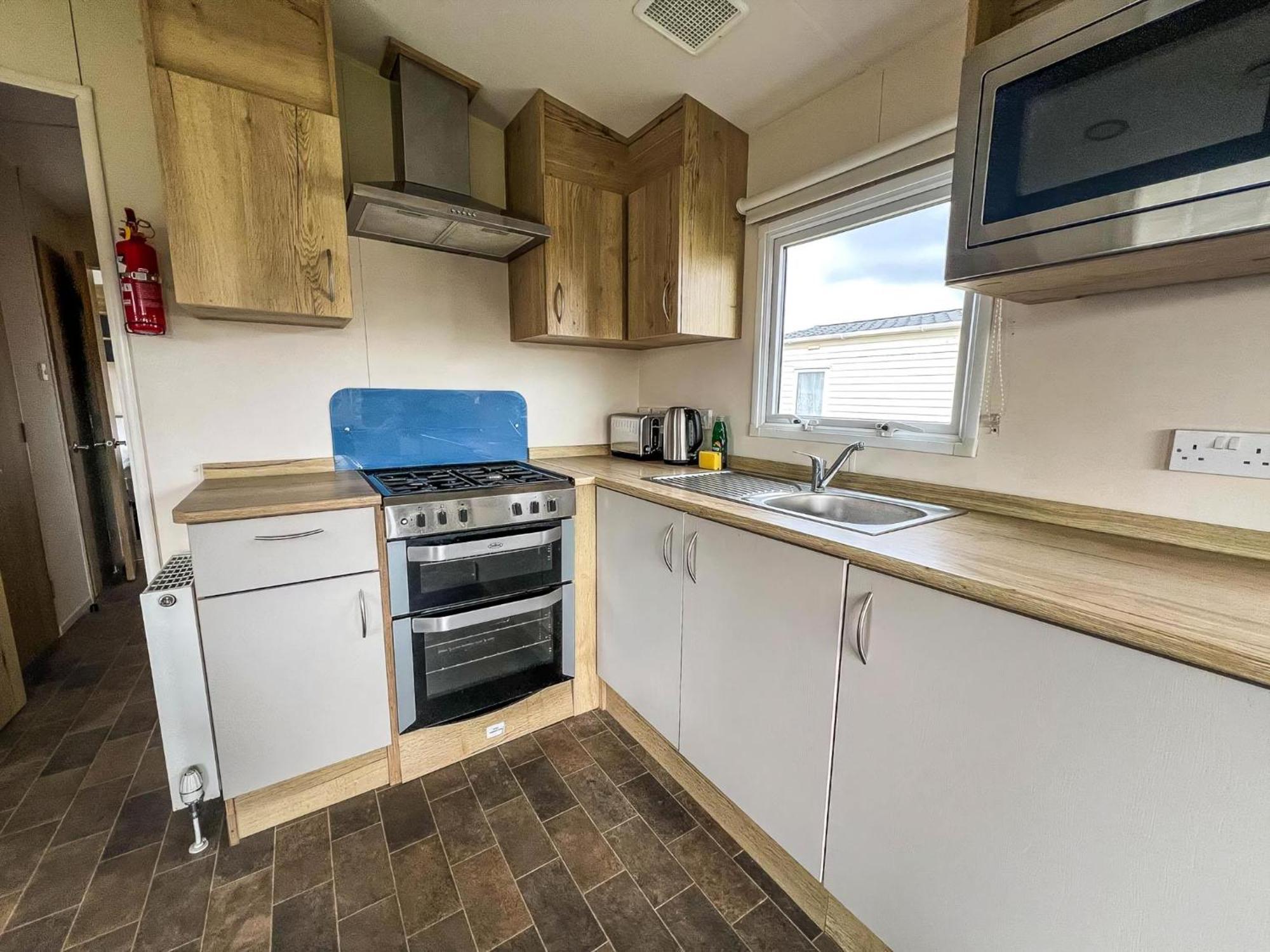 Homely 8 Berth Caravan At Dovercourt Holiday Park, Essex Ref 44201H Great Oakley  Buitenkant foto