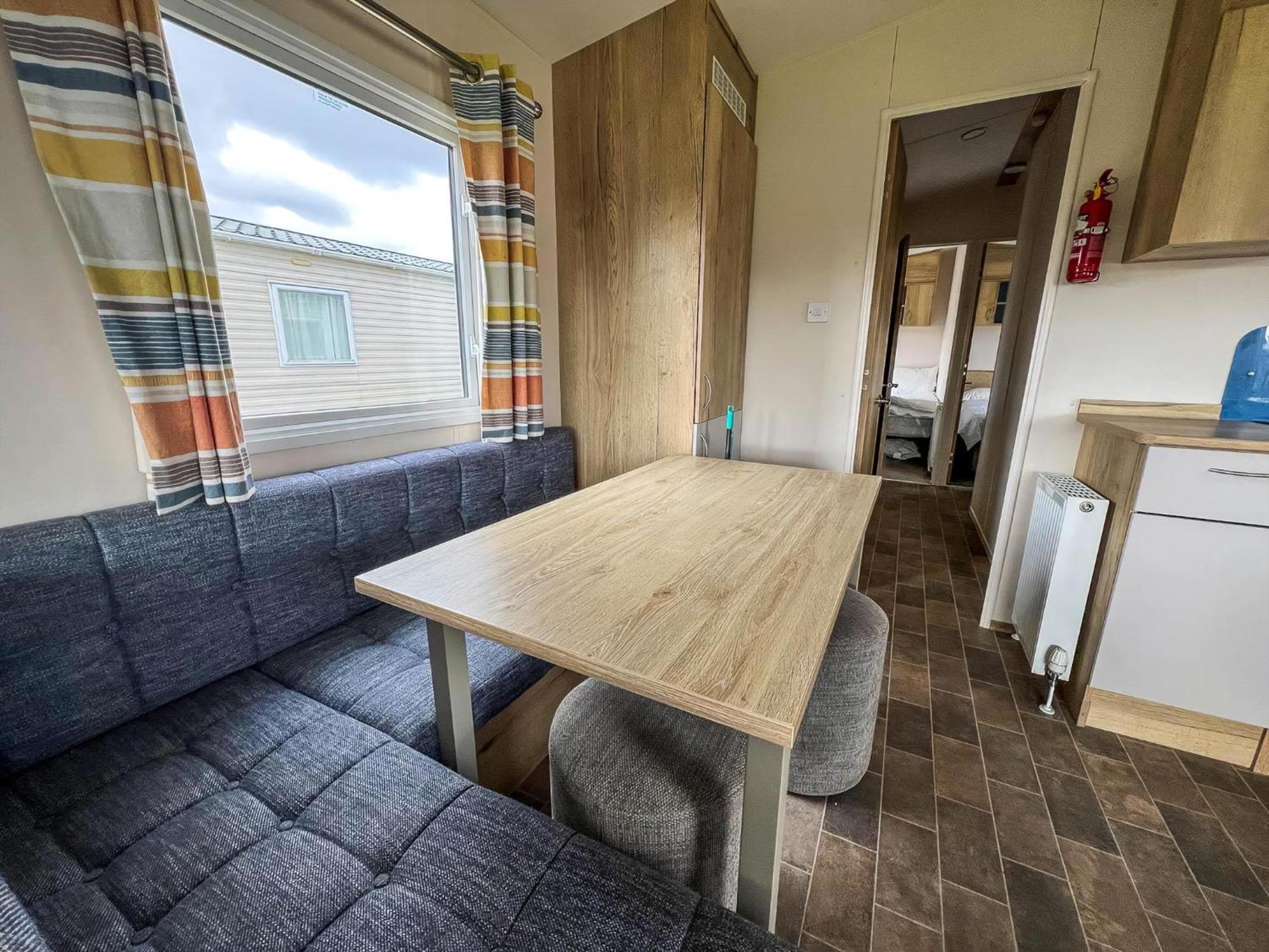 Homely 8 Berth Caravan At Dovercourt Holiday Park, Essex Ref 44201H Great Oakley  Buitenkant foto